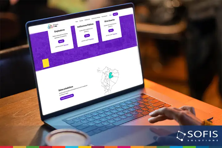 Pessoa em frente a um ecrã, a verificar o portal O Meu Futuro é Hoje